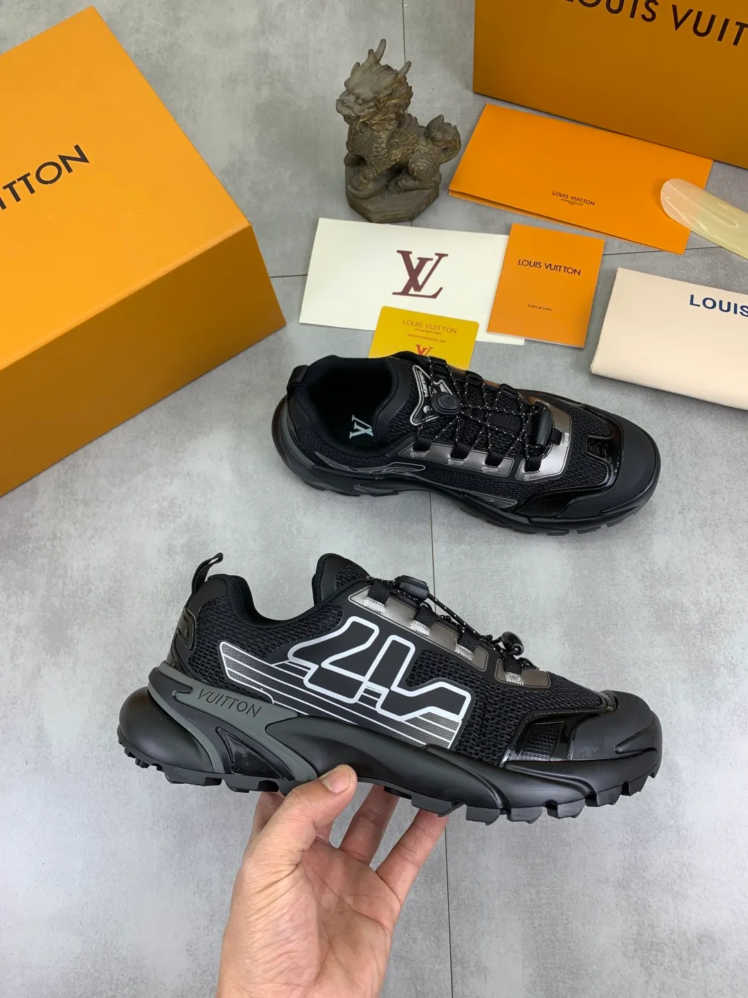 Men's Men's Shoes💰P740 New High Version LV Louis Vuitton L Jialu Brand Runner Tatic Series Thick Sole Casual Sports Shoes Running Shoes Original Purchase Development Production This LV Runner Tatic sports shoe combines technical materials such as mesh fabric and ribbons to interpret the inspiration of traditional mountaineering shoes. LV letters are written on one side, the lariat buckle of the quick lacing system is embellished with Monogram flowers and Louis Vuitton logos, and the light and wear-resistant rubber outsole completes the whole package. The delivery counter is beautifully packaged🛍📦 ▪️Fabrics: Original imported custom technical fabric + mesh ▪️Inner lining: Original customized breathable mesh ▪️Sole: Original open-molded anti-slip rubber combination material ▪️Sole thickness: 4CM ▪️Size: Men's 39-44 (38 45 (customized)